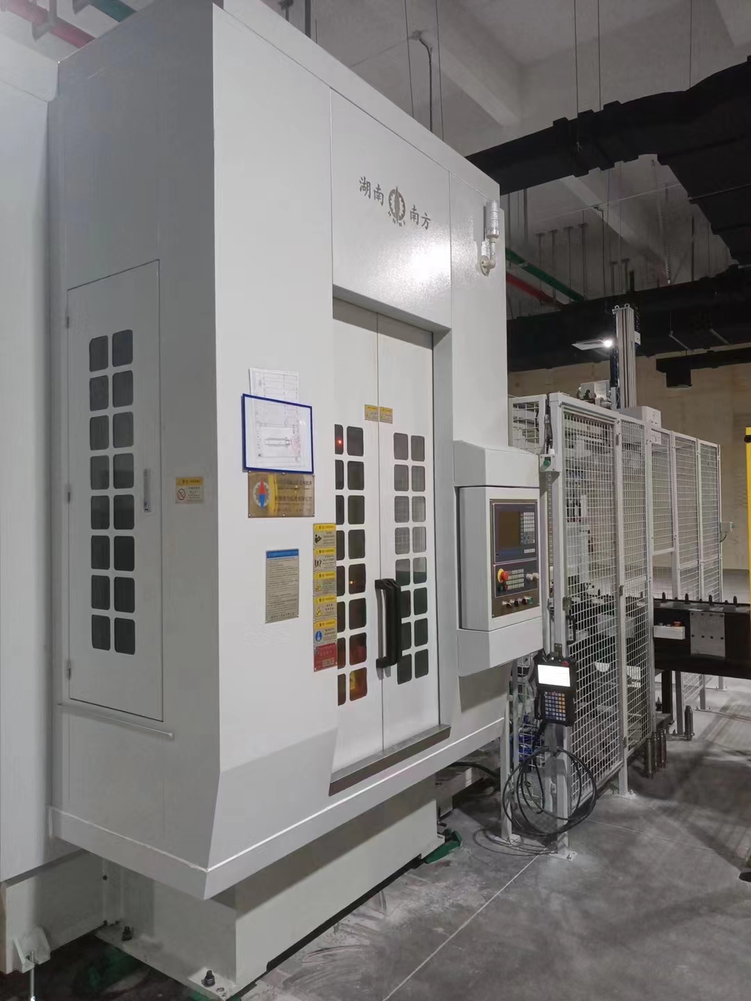 LJ5710伺服上(shang)拉式機械(xie)内拉床自(zi)動化